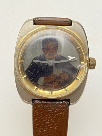 SWISS MADE İN KURMALI MEKANİK KADRANINDA ECEVİTİN FOTOĞRAFI VARDIR HER DAKIKA SİLİNİP TEKRAR GELMEKTEDİR KOL SAATİ