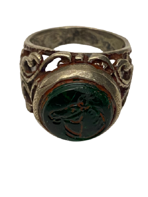 ÜZERİNDE AT BAŞI KAZINMIŞ AKİK TAŞLI DESENLİ İŞLEMELİ GÜMÜŞ YÜZÜK 