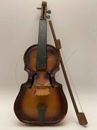 1960 YERLİ TENEKE OYUNCAK KEMAN  AFACAN ÜRETİMİ GÖVDE TENEKEDEN VE AHŞAP SAPLI VE ORJİNAL YAYI 