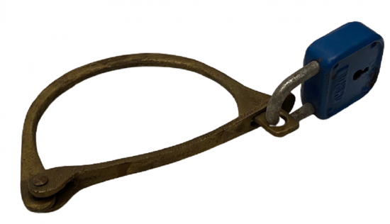 PİRİNÇ SUBAY KELEPCESİ ÜZERİNDE AMİRAL MAVİ ASMA KİLİT VARDIR 