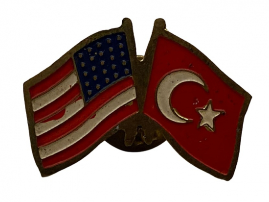 1970 AMERİKA VE TÜRKİYE BAYRAĞI  BİRLİKDE İTTİFAK YAKA RÖZET