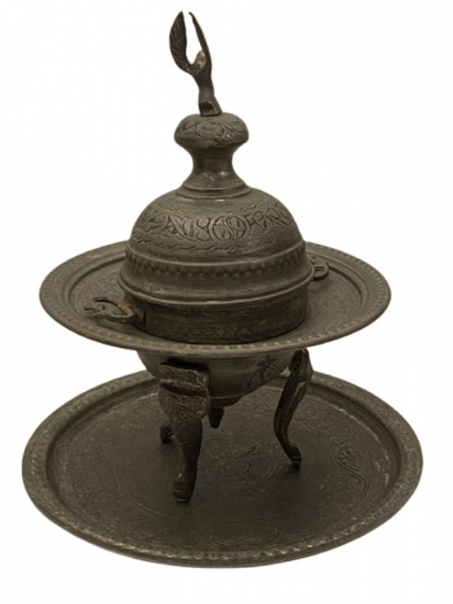 1970 DÖGME BAKIR ÜZERİ FUL EL KALEM İŞLEMELİ AYAKLI KAPAKLI PAŞA MANGALI