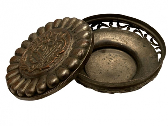 OSMANLI ÜZERİ ÇİÇEK İŞLEMELİ KOKU KUTUSU İCERSİNDEKİ PAMUGA ESANS YAGI DÖKÜLEREK KULLANILAN