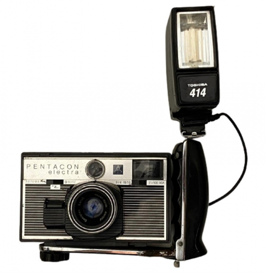 PENTACON ELECTRA CAMERA MAYER LENS FOTOĞRAF MAKİNESİ VE TOSHIBA 414 KAMERA FLAŞI