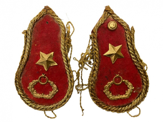 EL YAPIMI HİLAL VE  YILDIZ PİRİNC KIRMIZI ZEMİN ÜZERİNDE ETRAFI SACAKLI KURMAY  ÇİFT  OMUZ APOLET