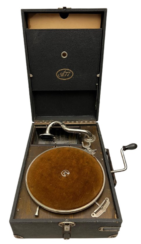  KUFRİKOVY GRAMOFON  A77 CANTALI KURMALI MEKANİK CANTA GRAMOFON 