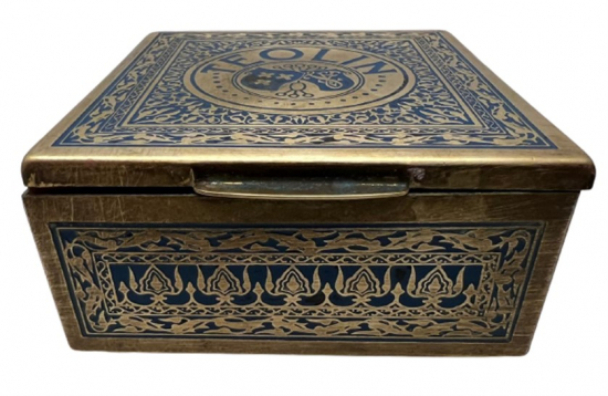 1940 TEOLİN  PİRİNÇ ÜZERİ İŞLEMELİ İÇİ AHŞAP KAPLAMA  KUTU FİRMANIN BAYİLERE YENİ YILDA HEDİYE ETTİGİ KUTUDUR