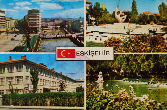 1970 ESKİŞEHİR ŞEHİRDEN PARCALI GÖRÜNÜŞ RENKLİ OFSET BASKI POSTADAN GECMİŞ ARKASI YAZILI KARTPOSTAL 