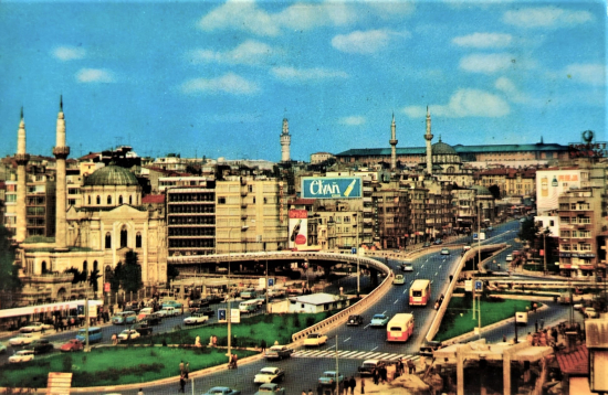 1970 İSTANBUL AKSARAY GECİDİ VE VALİDE CAMİİ RENKLİ KARTPOSTAL OFSET BASKI ARKASI YAZILI POSTADAN GECMİŞ HİTİT COLOR KARTPOSTALLARI 15X10 CM