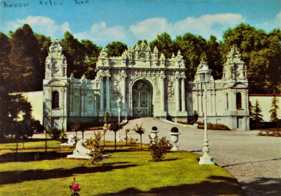 1970 İSTANBUL DOLMABAHCE SARAYI İC KAPISI RENKLİ KARTPOSTAL OFSET BASKI ARKASI 