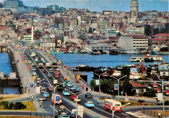 1970 İSTANBUL VE GÜZELLİKLERİ ATATÜRK KÖPRÜSÜ GALATA KÜLESİ VE HALİC RENKLİ KARTPOSTAL 