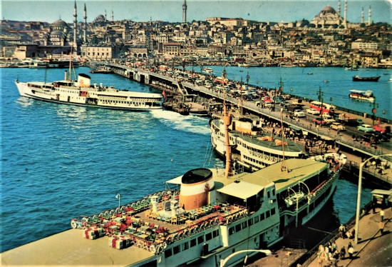 1970 İSTANBUL VE GÜZELLİKLERİ KARAKÖYDEN KÖPRÜ YENİ CAMİİ VE SÜLEYMANİYEYE DOGRU KÖPRÜSÜ RENKLİ KARTPOSTAL OFSET BASKI 