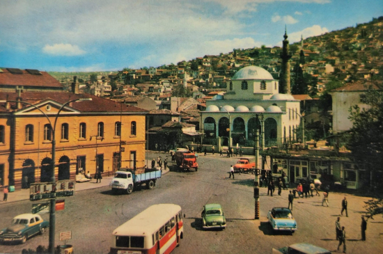 1970 İZMİR BASMANE MEYDANI VE CORAKKAPI CAMİİ  RENKLİ KARTPOSTAL OFSET BASKI ARKASI YAZILI 