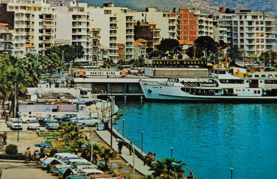 1970 İZMİRİN İNCİSİ KARŞIYAKA  KARTPOSTAL ARKASI YAZILI RENKLİ OFSET BASKI 