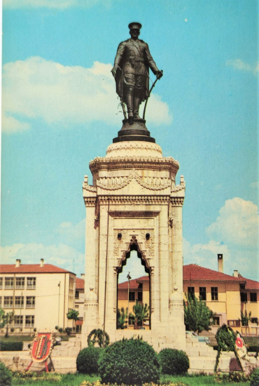 1970 KONYA ATATÜRK HEYKELİ  RENKLİ KARTPOSTAL OFSET BASKI ARKASI YAZILI 