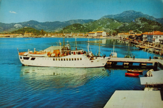 1970 MARMARISDEN BİR GÖRÜNÜŞ RENKLİ OFSET BASKI ARKASI YAZILI KARTPOSTAL 
