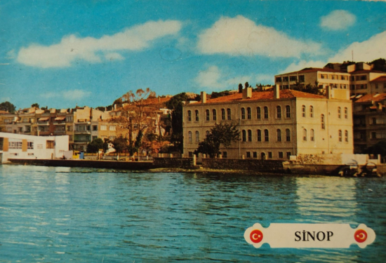 1970 SİNOP PANORAMİK KARTPOSTAL ARKASI YAZISIZ BOŞ RENKLİ OFSET BASKI 