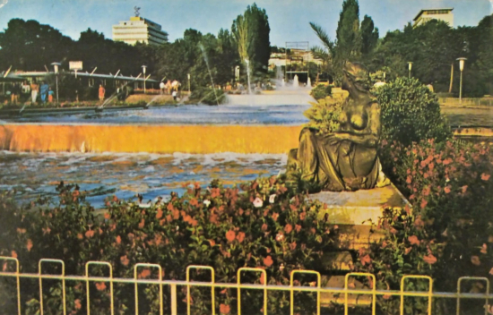 1970 ANKARA GENCLİK PARKI GÖRÜNÜŞÜ KARTPOSTAL RENKLİ OFSET BASKI ARKASI YAZILI 
