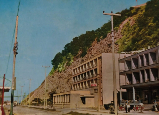 1970 İNEBOLU ZAFER BULVARI KARTPOSTAL RENKLİ OFSET BASKI ARKASI YAZISIZ  