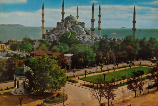 1970 İSTANBUL  SULTAN AHMET CAMİİ KARTPOSTAL RENKLİ OFSET BASKI ARKASI YAZILI