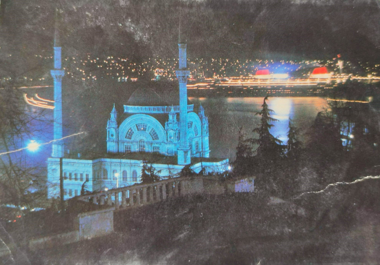 1970 İSTANBUL DOLMABAHCE CAMİİ VE BOGAZİCİ GÖRÜNÜŞÜ KARTPOSTAL RENKLİ OFSET BASKI ARKASI YAZILI POSTADAN GECMİŞ 