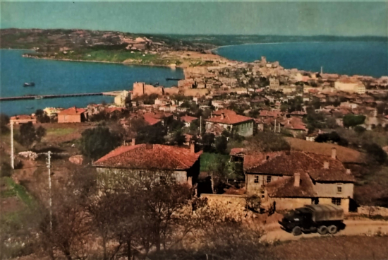 1970 SİNOP UMÜMİ BİR GÖRÜNÜŞ KARTPOSTAL RENKLİ OFSET BASKI ARKASI YAZILI POSTADAN GECMİŞ 
