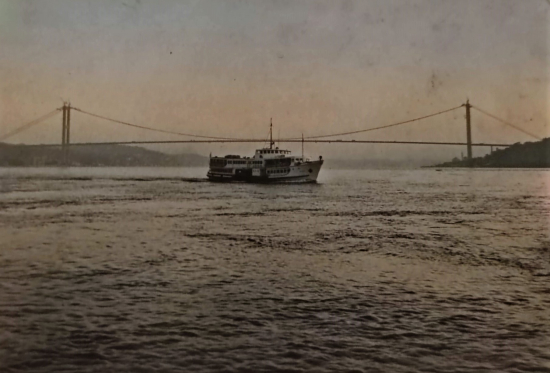 1980 İSTANBUL BOGAZİCİ KÖPRÜSÜNÜN AKŞAM DENİZDEN GÖRÜNÜŞÜ KARTPOSTAL RENKLİ OFSET BASKI ARKASI YAZILI