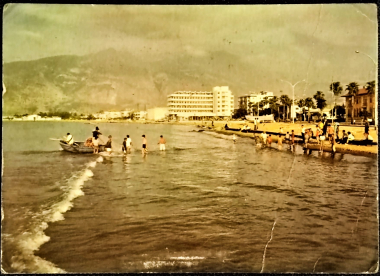 1970 İSKENDERUN PLAJ GÖRÜNÜŞ  KARTPOSTAL RENKLİ OFSET BASKI