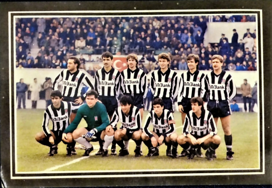 1990 BJK BEŞİKTAŞ SPOR KÜLÜBÜNÜN CUBUKLU FORMA TİTİBANK SPONSORLU İLE MAC ÖNCESİ ORTA SAHADA VERDİGİ TAKIM FOTOGRAFI KARTPOSTAL