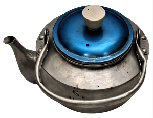 1950 KAMP AVCI JAPAN TİRYAKI CAYDANLIK DÖRT BARDAKLIK İCERSİNDE CAY SÜZGECİ BULUNAN ALİMÜNYUM MİKA TUTMACLI KAPAKLI CAY DEMLİGİ