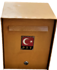 1960 PTT POSTA KUTUSU KÖY MEYDANLARINA KOYULAN ORTA BOYDA ÖNÜ ARMALI SARI METAL KİLİTLİ KUTU  ÖNÜNDEKİ YERDEN İCİNE MEKTUP ATlLAN 