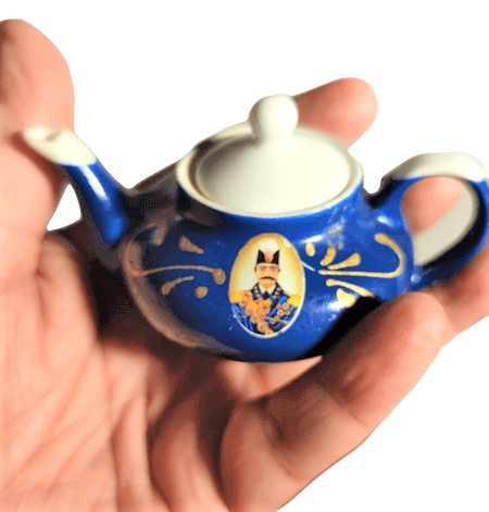 PAŞA GÖRSELLİ PORSELEN KAPAKLI CAY KÜLTÜRÜ UFAK TİRYAKİ DEMLİK ÜZERİ SİMLİ ALTIN EL CEKME İŞCİLİKLİ