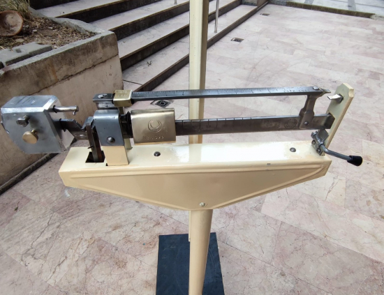 1940 YERLİ ECZANE BASKUL TARTI BOY ÖLCEK TERAZİ SERİ NUMARALI HÜRAY MARKA METAL MEKANİK ANALOK İNSAN BOY ÖLCER VE KİLOSUNU TARTAR 