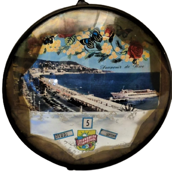 FRANSA NİCE MANZARALI CALENDRİER TAKVİMLİ BOMBELİ CAM AYARLI GÜN YAZI VE SAYI İLE  AYLAR ARKA KISMDAN MEKANİK AYARLI