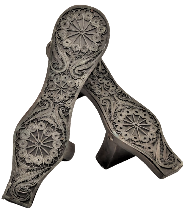 AHŞAP ÜZERİNE EL İŞİ  GÜMÜŞ KAPLAMA TELKARİ İŞLEMELİ ÇİFT TAKUNYA 35 NUMARA GİBİDİR