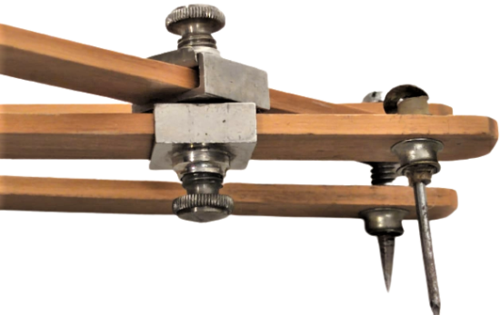 GEOMETRİ AHŞAP ÜZERİNDE NUMARALARI BULUNAN AYARLANABİLİNEN CETVELLİ PERGEL 