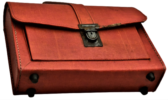 1960 KIRMIZI İCERSİ GÖZLU KARTON ÜZERİNE SÜNİ DERİ KAPLANMIŞ KİLİTLİ TASIMA KULPLU İLKOKUL CANTASI 