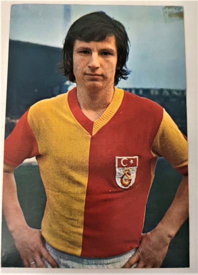 1970 GALATASARAY OYUNCUSU  MUSTAFA GATASARAY FUTBOL TAKIM OYUNCUSU SARI KIRMIZI PARCALI FORMA İLE