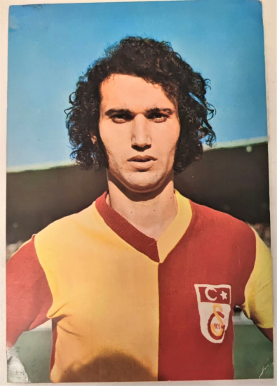 1970 YILLAR GALATASARAY OYUNCUSU TUNCAY GATASARAY FUTBOL TAKIM OYUNCUSU SARI KIRMIZI PARCALI FORMA İLE