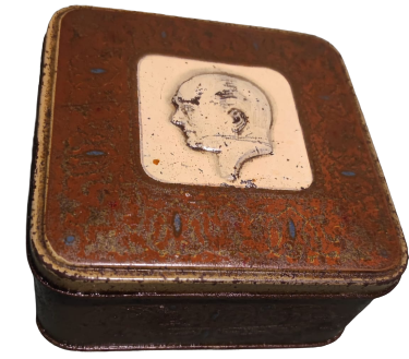 1950 TENEKE KAPAKLI ÜZERİ KABARTMA ATATURK GÖRSELLİ YANLAR CELENK DESENLİ BORDO KAHVE KREM RENKLERDE