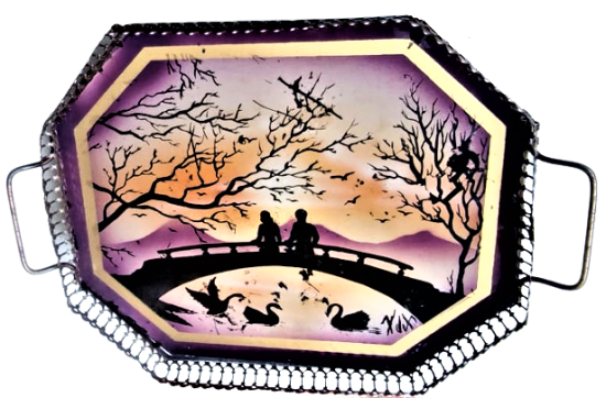 1950 CAMALTI EL CİZİM NEHİR ÜZERİ KOPRUDE AŞIKLAR TEMALI METAL KULPLU ETRAFI İŞLEMELİ AYAKLI CERCEVELİ TEPSİ