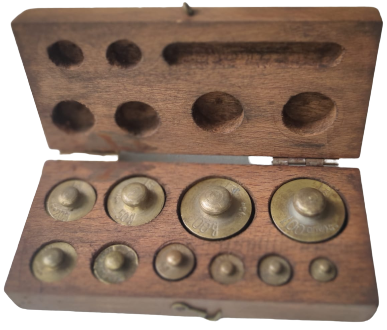 1930 AKTAR VE BAHARATCI TERAZİLERİNDE KULLANILAN SARI TARTI GRAM AGIRLIKLAR ORJİNAL KUTUSUNDA  10 ADET DEGİŞİK AGIRLIKDA TAMAMI 210 GRAM