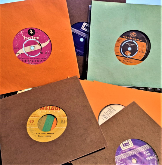 10 ADET 45 LİK  PLAK KILIFI FARKLI RENKLERDE KALIN  DAYANIKLI ORGANİK KAGITDAN ASİT İCERMEYEN 45 LİK PLAK KABI