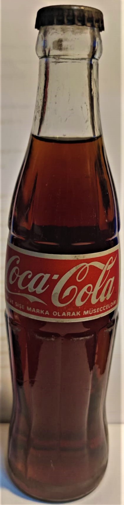 1992 COCA COLA 250 ML METAL KAPAKLI ACILMAMIŞ İÇERSİ DOLU İMSA AŞ İSTANBUL İSİM VE ŞİŞE MARKA OLARAK MUSECCELDİR