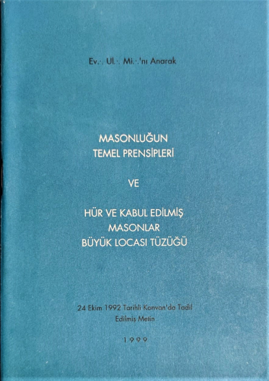 EV...UL...Mİ...'NI ANARAK MASONLUGUN TEMEL PRENSİPLERİ VE HUR KABUL EDİLMİŞ MASONLAR BUYUK LOCASI TUZUGU  1999  24 EKİM 1992 TARİHLİ KONVANDA TADİL EDİLMİŞ METİN ÖLCÜ 19,5 X 13,5 CM