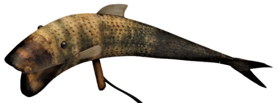 HAPISHANE İŞİ, MAHKUMLARIN  BOYNUZDAN YAPILMA BALIK FORMUNDA TASARLANMIŞ  GECE LAMBASI KURRUK YUZGEC VE AHŞAP KAİDELİ 