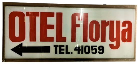 1970 HOTEL FLORYA BEYAZ FİBERGLASS ÜZERİNE KIRMIZI VE SİYAH RENKLER TELEFON NUMARALI OK İŞARETLİ HOTEL YERİ TARİFİ TABELASI 