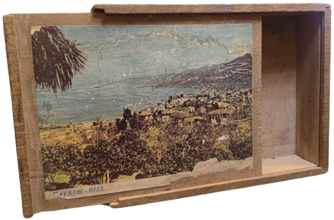 CAYKUR RİZE CAYI AHŞAP BOŞ KUTU SÜRGÜLÜ KAPAKLI  CİF TARAFINDA ÜZERİNE YAPIŞTIRMA KAGIT  RİZENİN UZAKTAN GÖRÜNÜŞÜ 