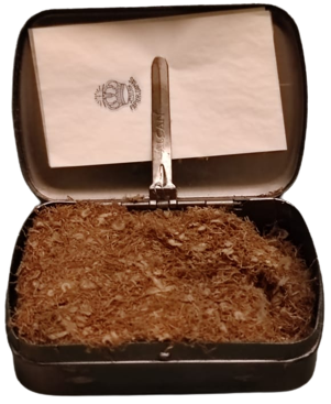 1970 AVRUPA  TABAKA METAL KIZIL RENKDE KAPAKLARI FUL DESEN İŞLEMELİ SIGARA TUTUN TABAKASI 