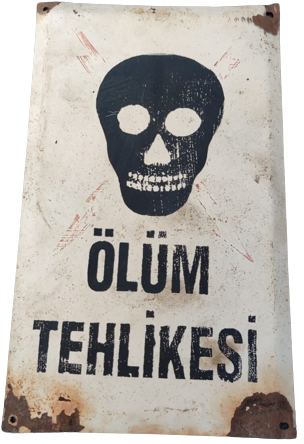 1970 BEYAZ ZEMİN ÜZERİNE SİYAH VE KIRMIZI RENKDE İŞARETLENMİŞ  KURU KAFA METAL TEHLİKE UYARISI TABELASI